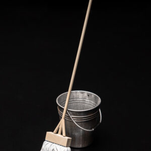 uj17:broom and bucket set